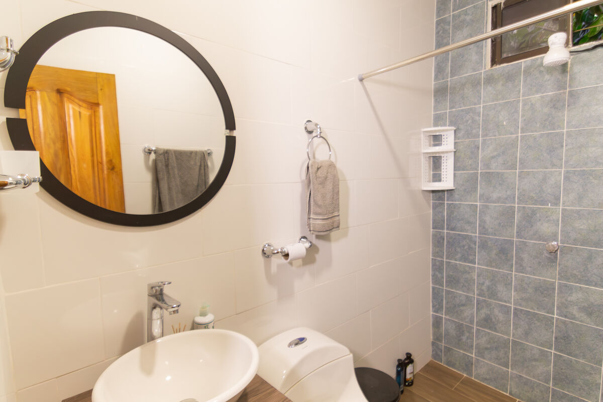 Bedroom A en-suite bathroom