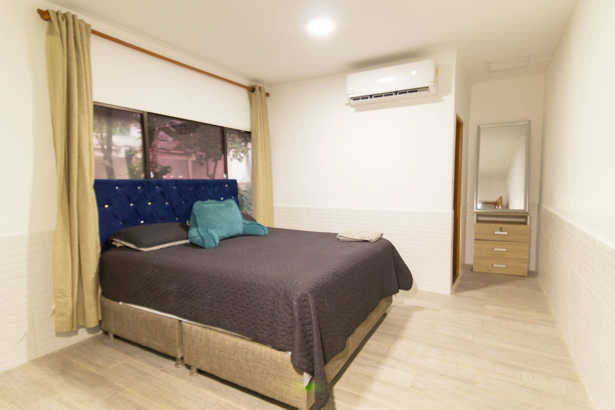 Main House Bedroom B — queen bed