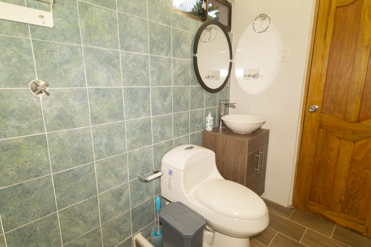 Bedroom B en-suite bathroom